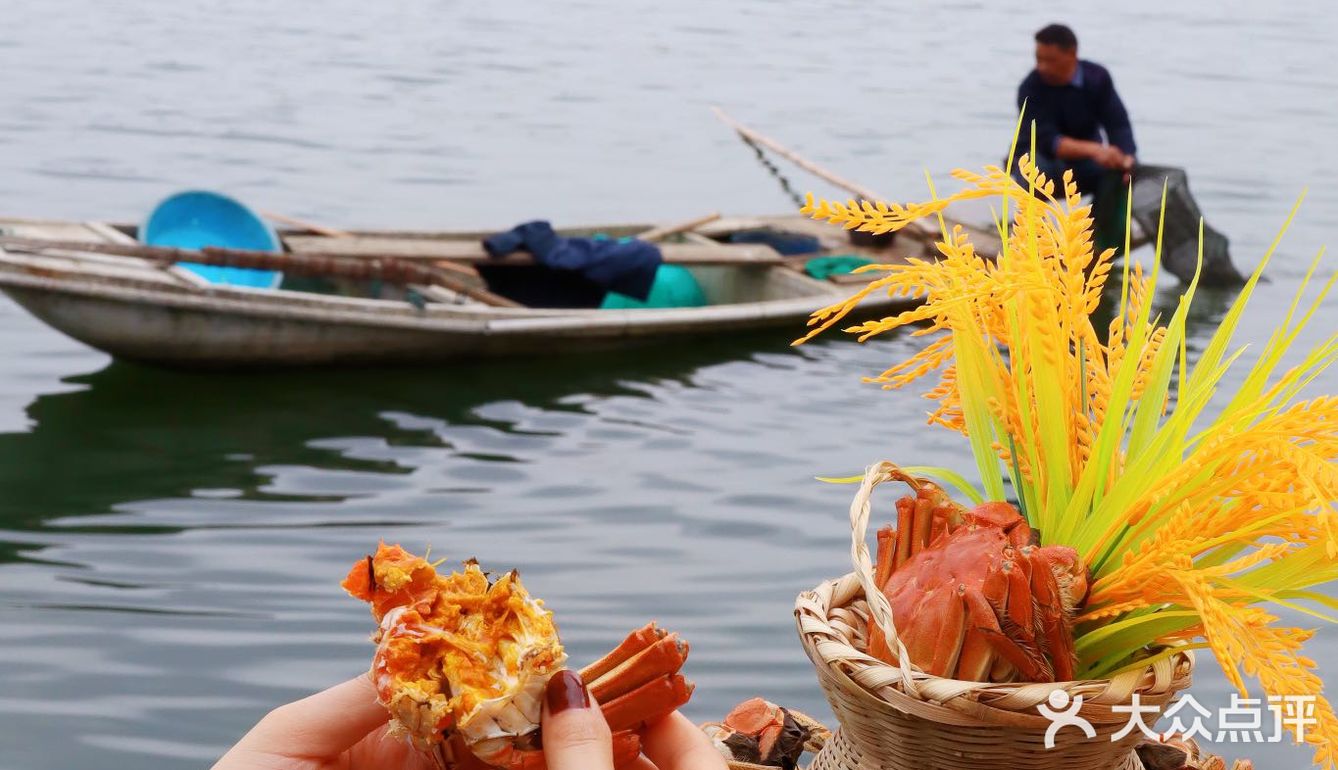 这家餐厅是真正的湖景餐厅，风景超惬意！阳澄湖大闸蟹