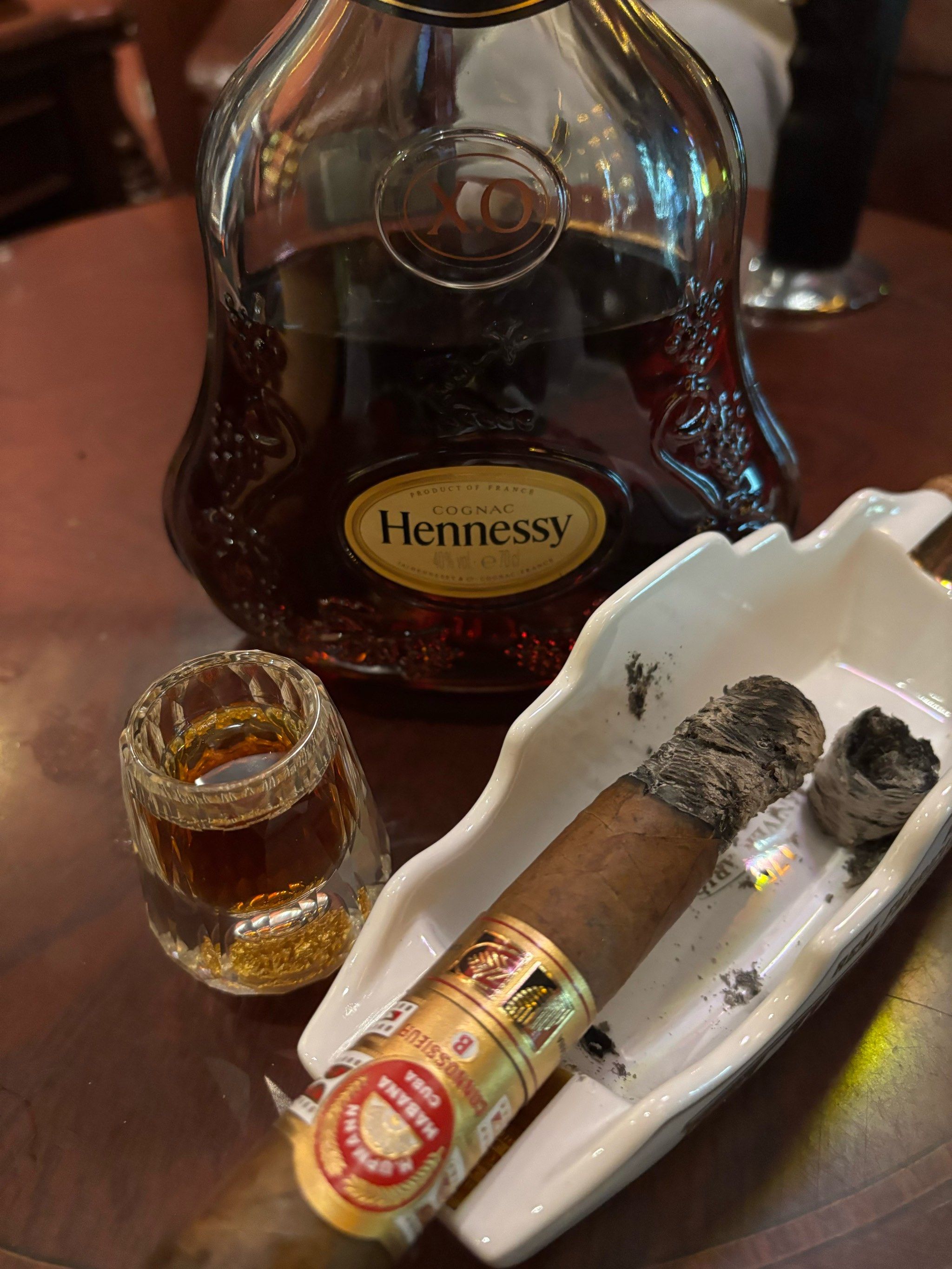 杯酒人生 雪茄生活 手掌里的美酒倾斜