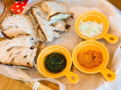 三种酱配酸面包-Mesa Madre梅萨妈妈·Bintana(国贸店)