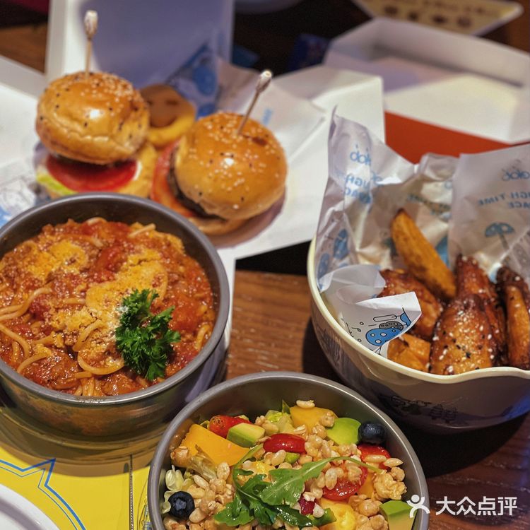 这家餐厅有点酷炫，还能看电影👀