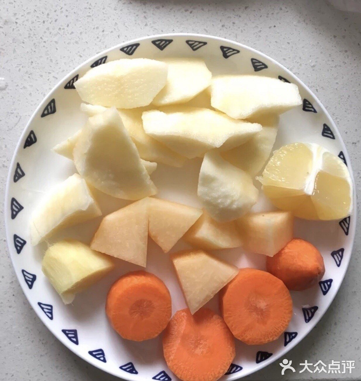 适量、凉白开 1. 将所有食材切小块备用