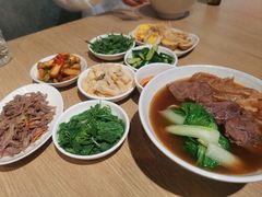 -牛易馆(全台唯一葷素牛肉麵館)