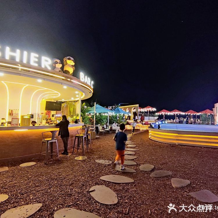 没赶上夕阳，但赶上了夜景和表演，凉爽的秋天在户外吃饭[牛排]。