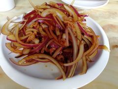 圆葱拌海米-小船渔村•大连菜•大连焖鱼(明泽街店)
