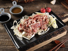 葱爆羊肉-赤铁扒拉锅·烤串·烤鸽子