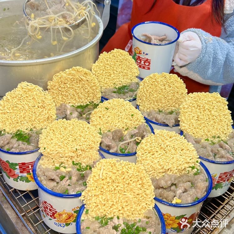 重庆街头偶遇手工滑肉。。。真的好好吃！