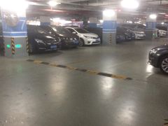 -绿地缤纷城-停车场