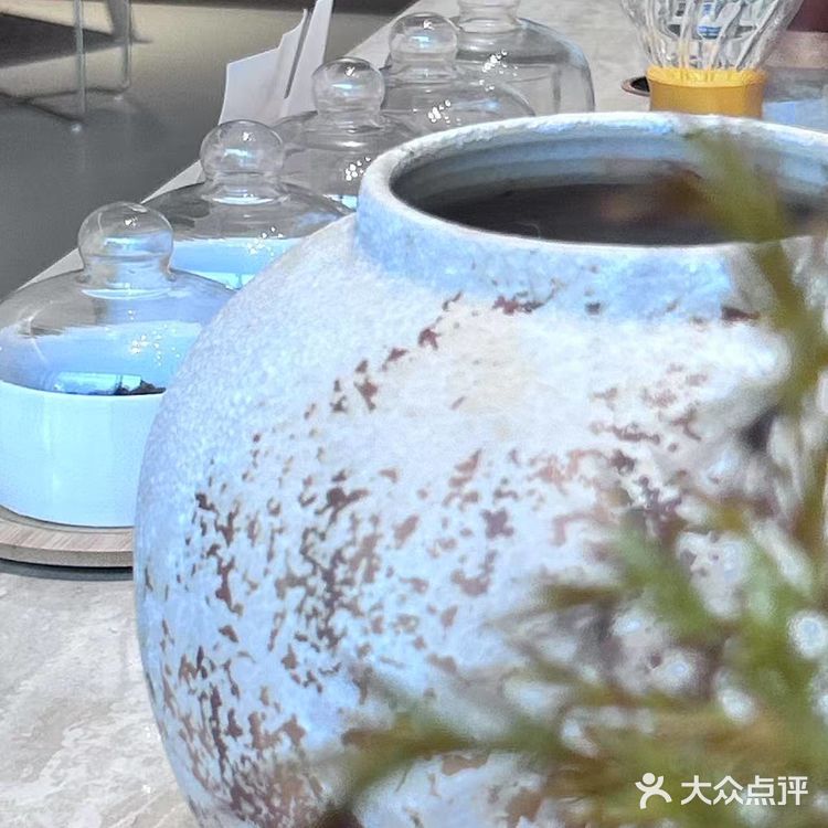 雨天偶遇｜被这家咖啡店的「花朵楼梯」美到了！