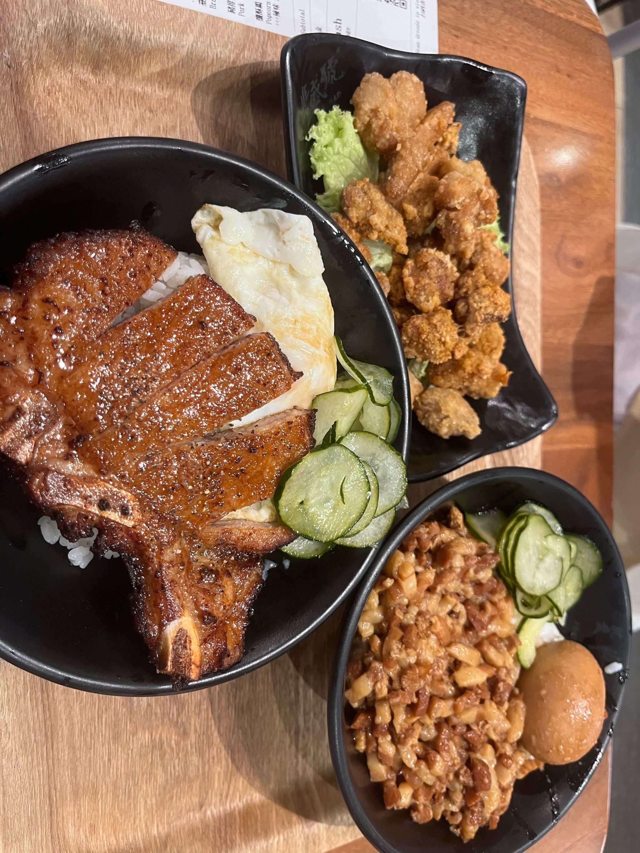 卤肉应该是油炸过的五花肉,不腻很香,猪扒饭也是黑椒味十足,我们两