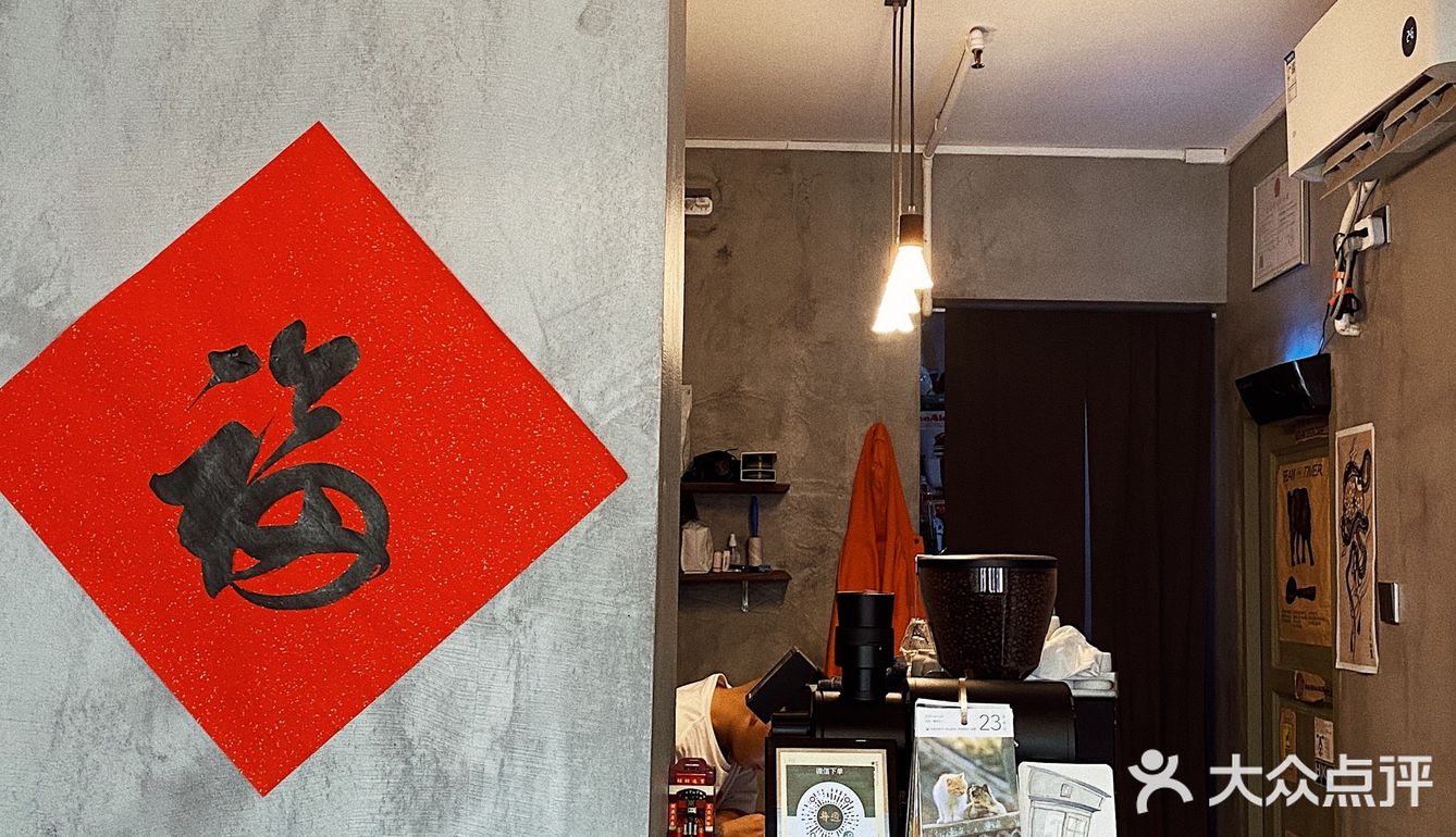 听说是纹身师开的咖啡店｜白桃拿铁超好喝！