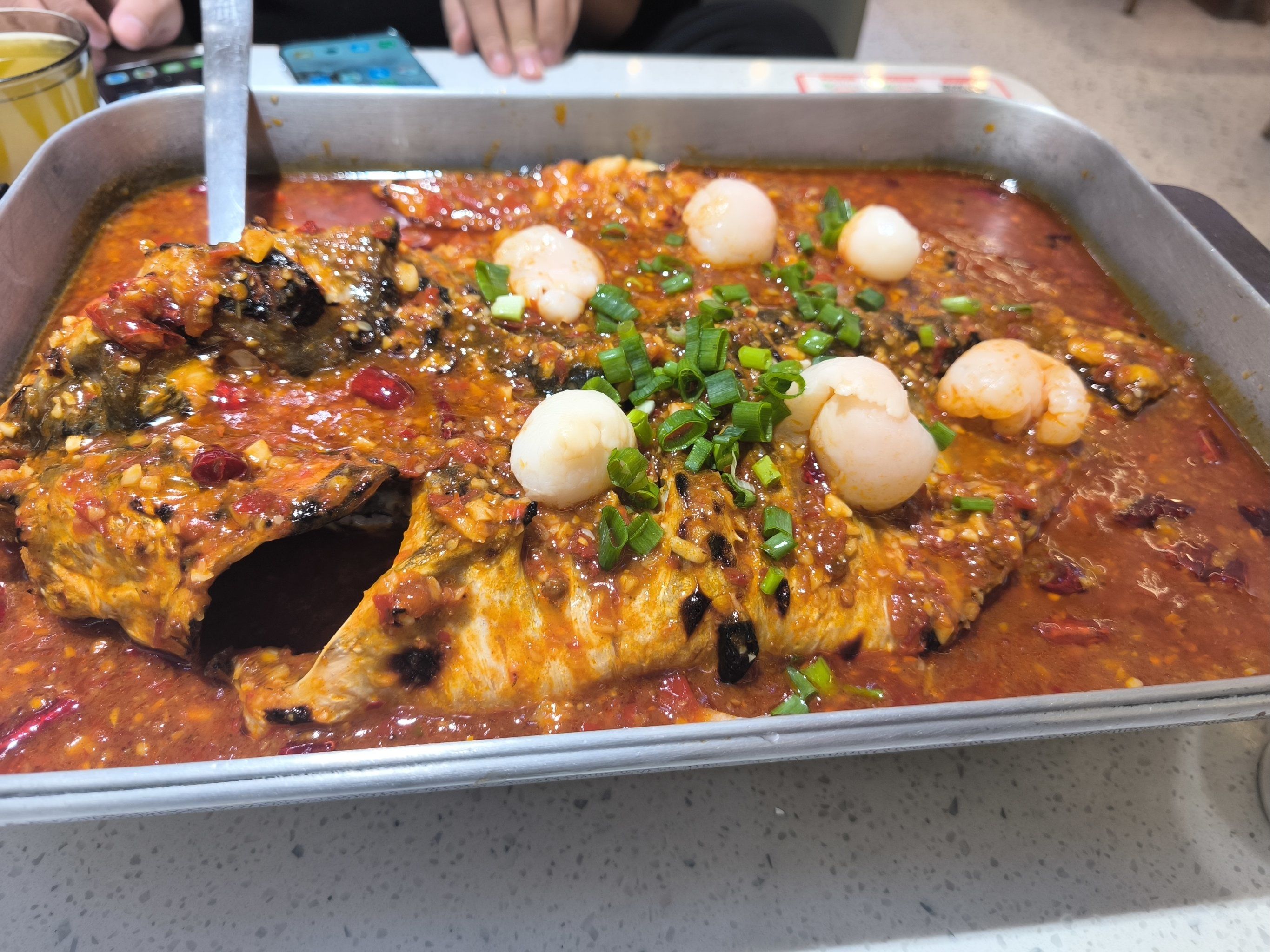 #荔枝香辣烤鱼刚一上菜就闻到了香味,鱼肉