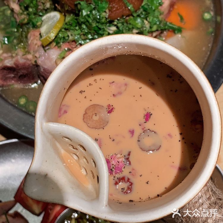 珠海这家巨巨巨好吃的泰式猪肘比拳头还大🔥火盆咔泰国MAMA面