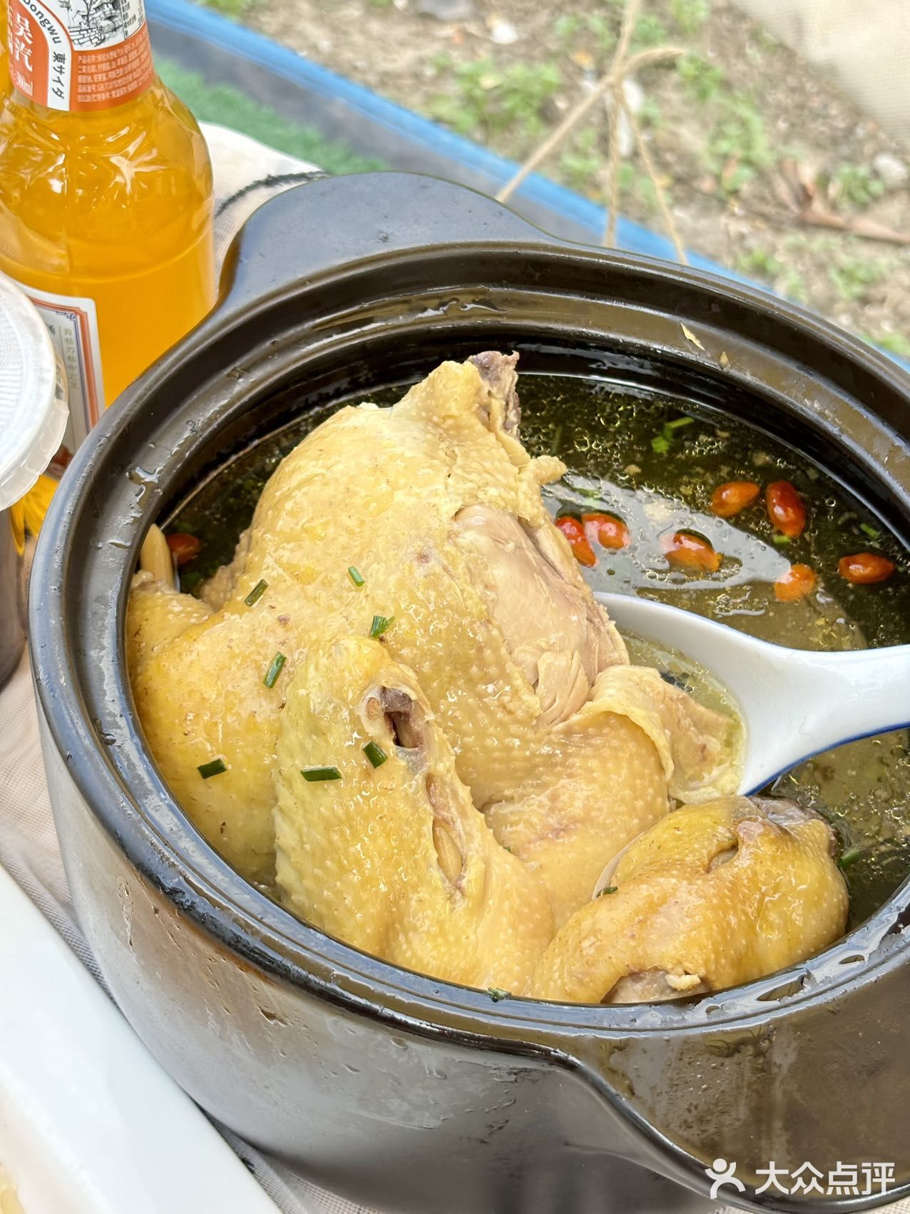 精选农家土鸡慢炖，肉质滑嫩，汤汁清澈鲜美，让人回味无穷