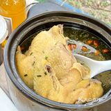 精选农家土鸡慢炖，肉质滑嫩，汤汁清澈鲜美，让人回味无穷