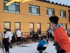 -采薇庄园四季滑雪场