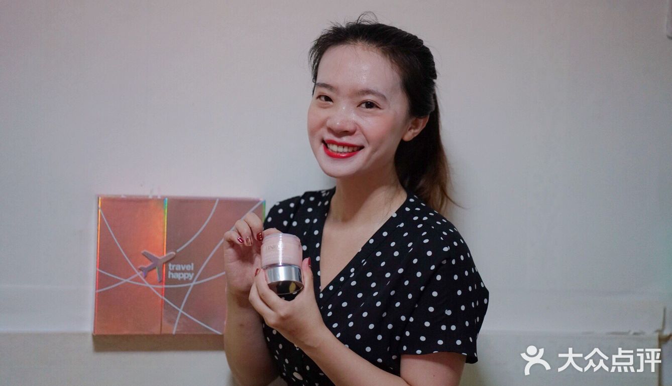 飞机上的空气总是让人觉得干燥，仿佛有一个抽湿器