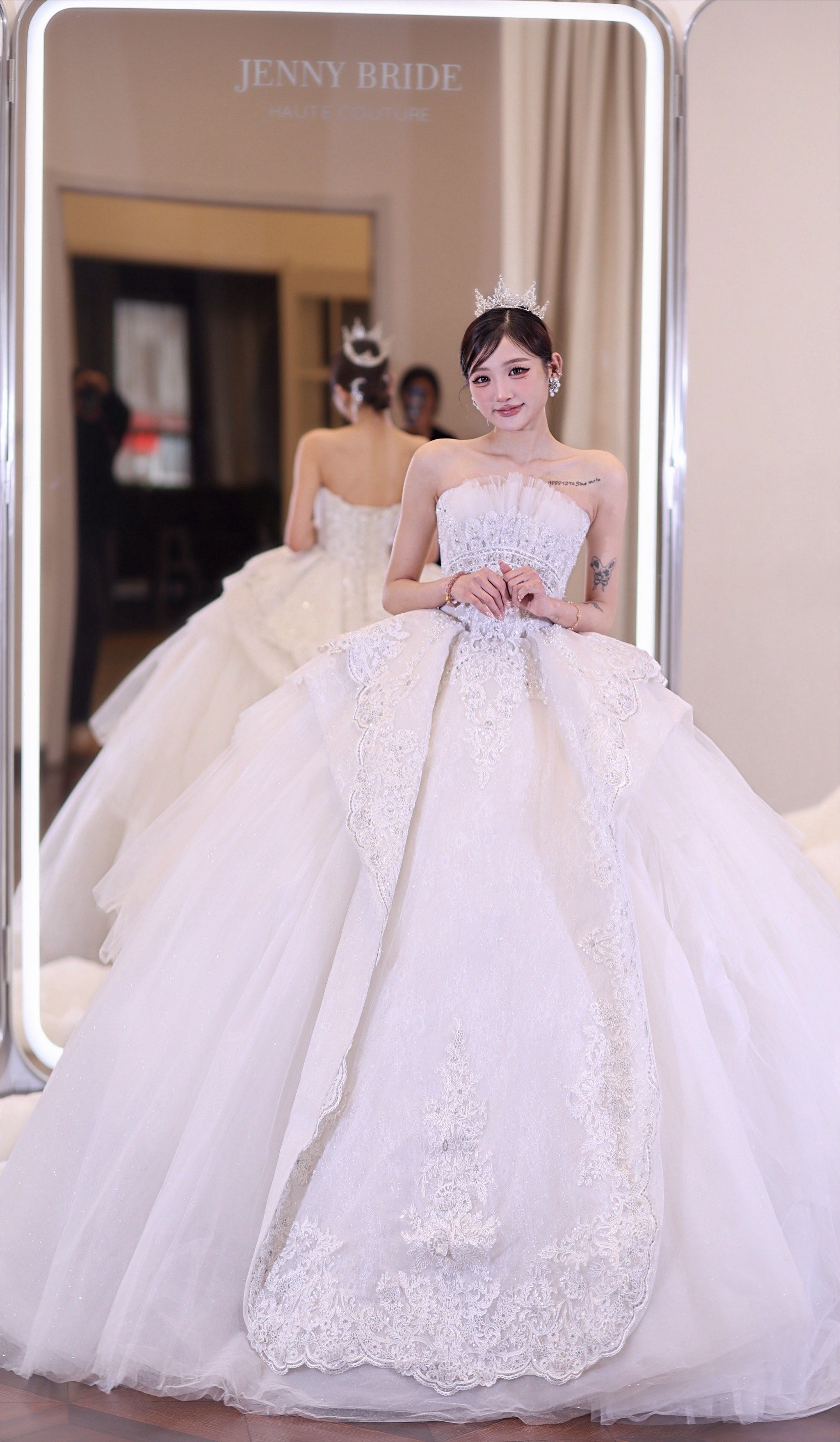 这件婚纱采用了古典拉芙领的领口设计
