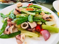 西芹荷兰豆炒鲜鱿-辉记虾塘海鲜农庄