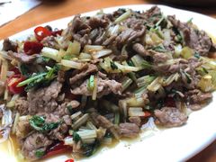芹菜小米辣炒牛肉-龙姐私房菜(和顺古镇店)