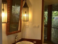 其中一个洗漱台-三亚亚龙湾人间天堂鸟巢度假村