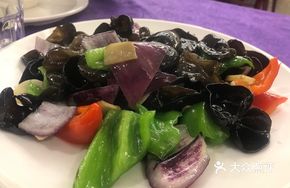 Onion Stir-fried with Black Wood Ear Mushrooms