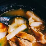 红黄的面店主基色，非常喜气也非常贵气！就连墙上的价目表