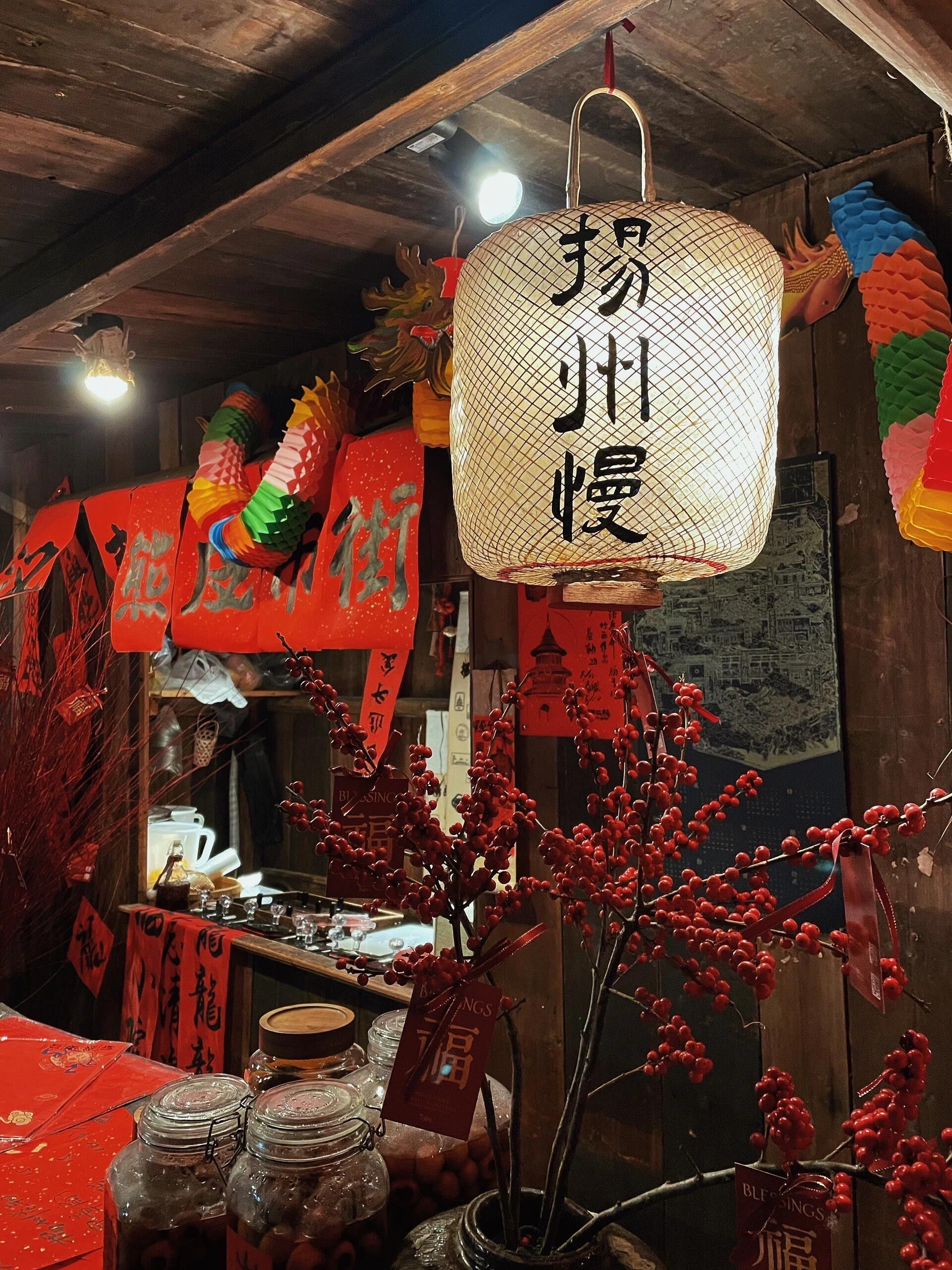 杜牧的"春风十里扬州路,卷上珠帘总不如",徐凝的"天下
