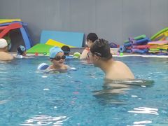 -蓝鲸奇亲子游泳俱乐部