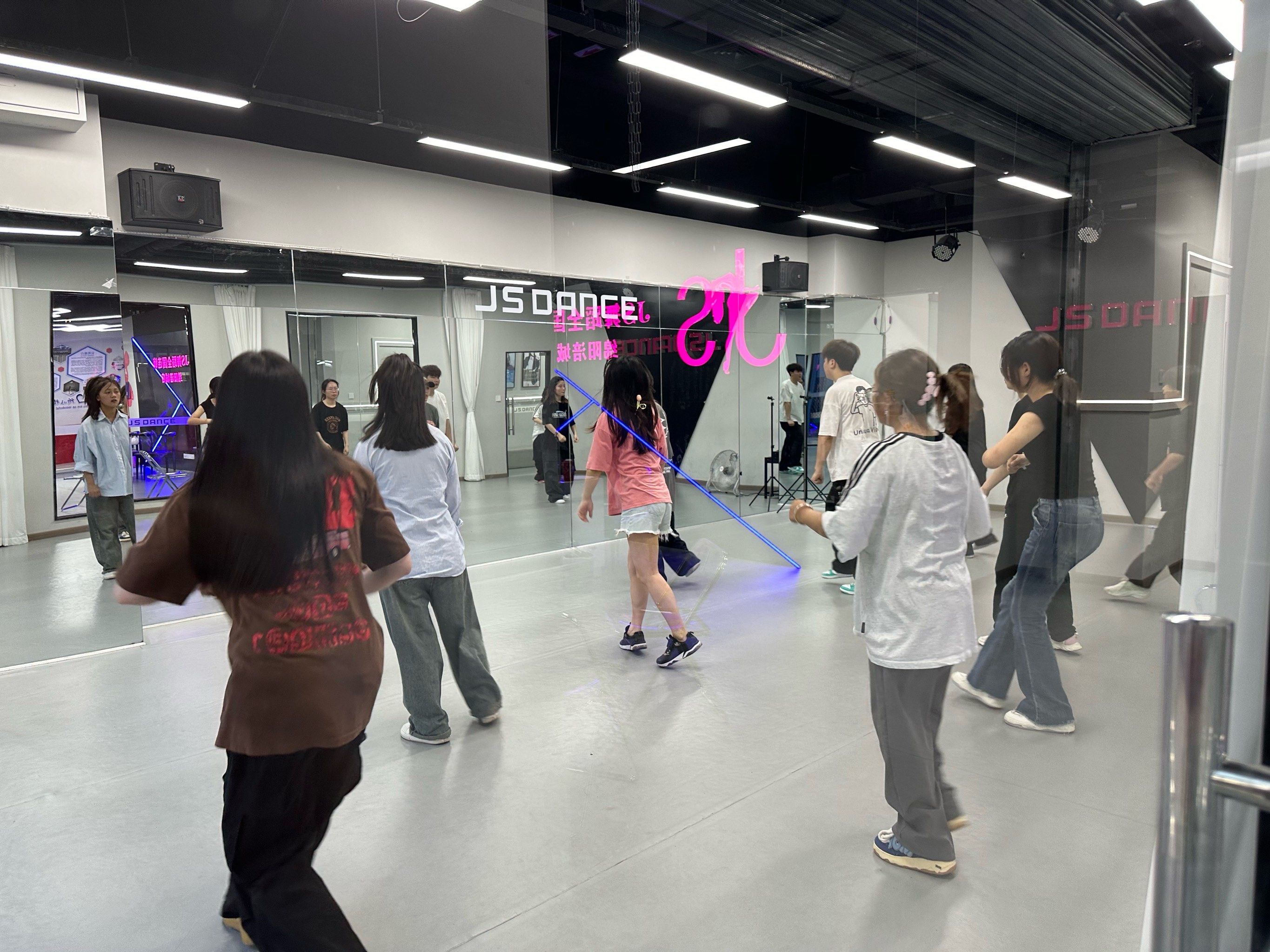 热情欢迎走进js舞蹈工作室!这里的老师们