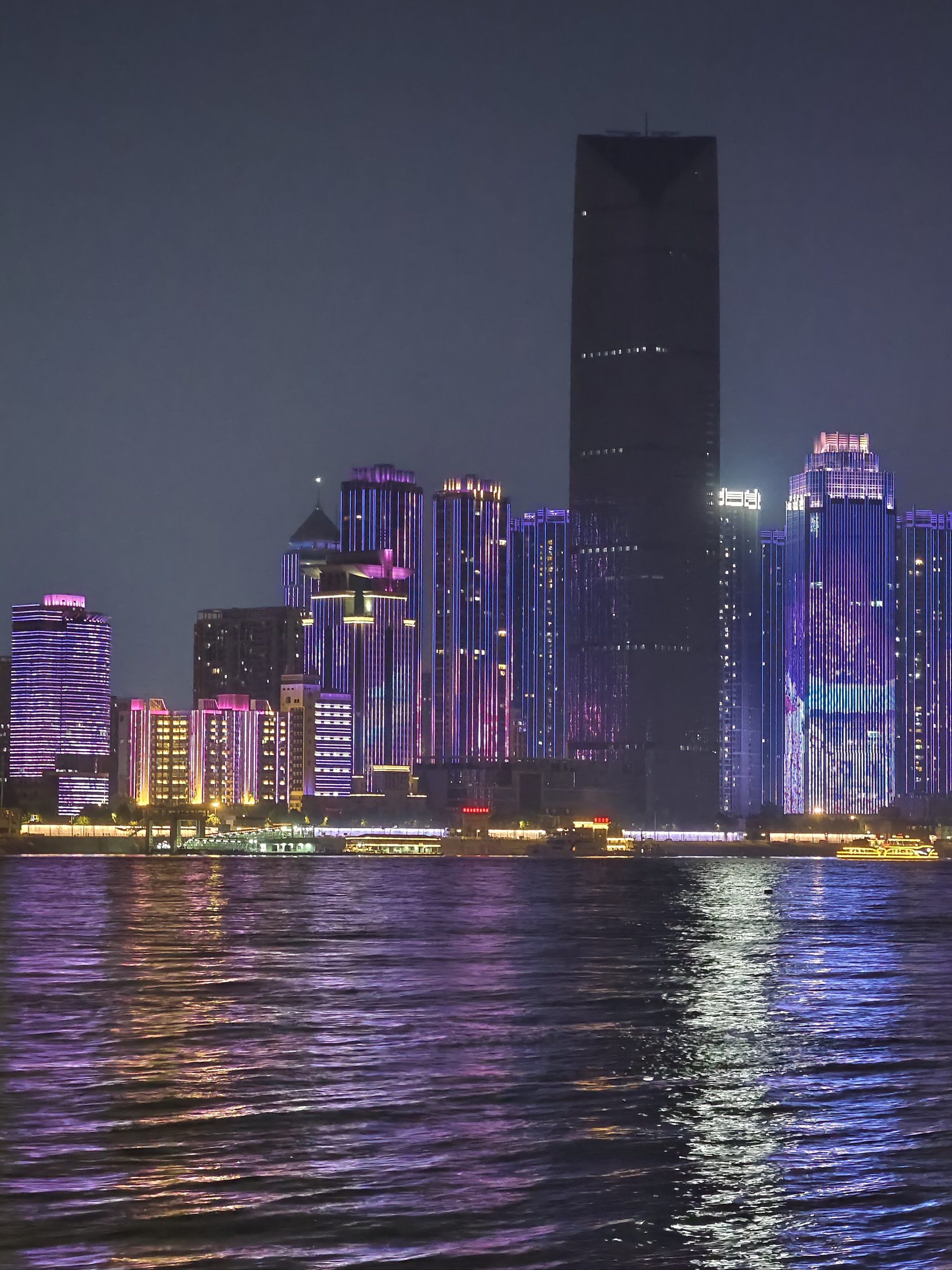 夜幕中的晴川桥和武汉江滩