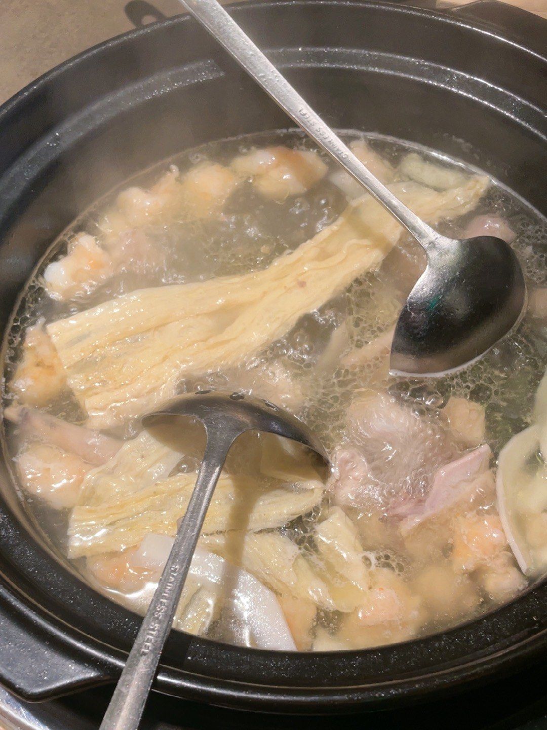 原味椰子鸡鸡肉鲜嫩多汁,每一口都能感受到