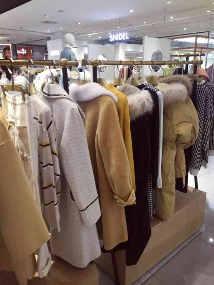 chiu shui(杭州大厦中央商城店)-"秋水伊人,是比较有名的老牌杭派女装