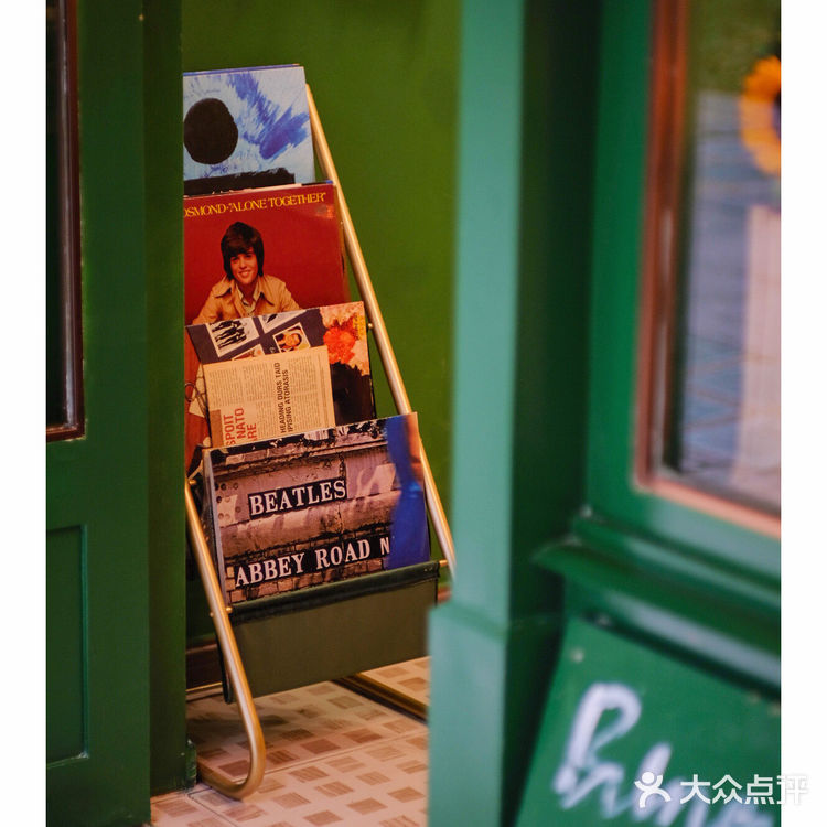 深圳👉🏻搬了新地方的复古绿Buna coffee