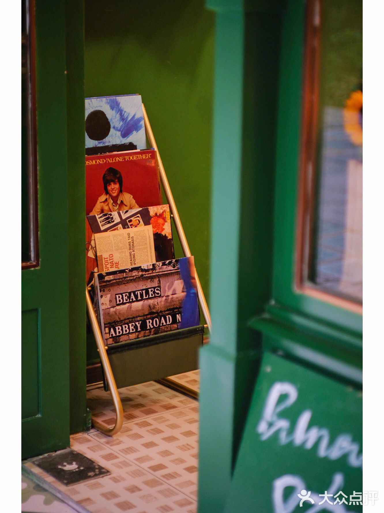 深圳👉🏻搬了新地方的复古绿Buna coffee