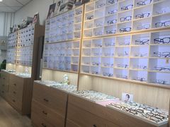-天空之镜眼镜店蔡司依视路配镜授权零售店(望京颐堤港店)