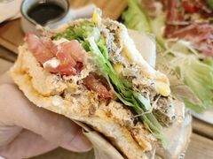 招牌吞拿鱼厚蛋三明治-萤火虫咖啡(后海店)