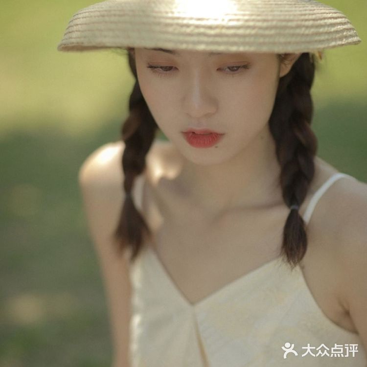 电影《情人》的女主角既视感