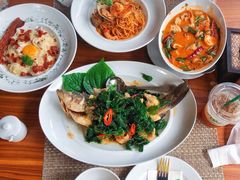 -Chom Cafe and Restaurant