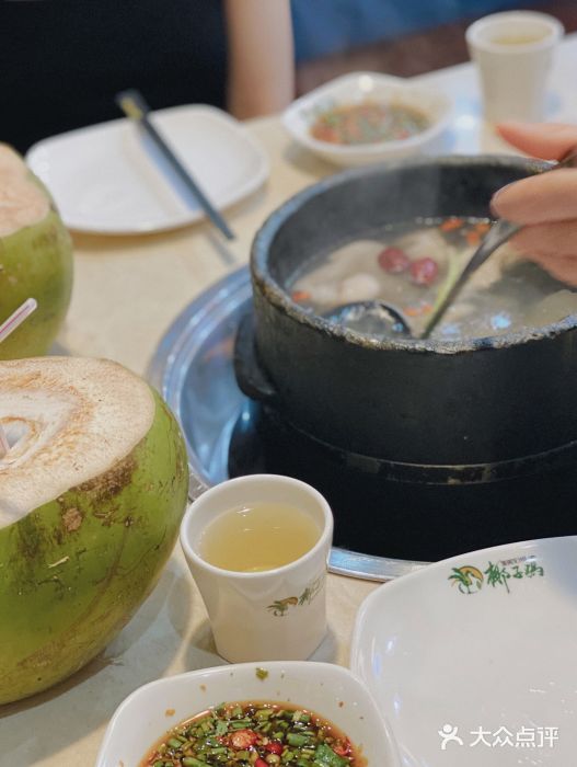 墨脱石锅椰子鸡•糟粕醋•东山羊(大东海店)墨脱石锅椰子鸡图片