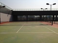 网球场保养得不好啊-上海浦东康桥绿地假日酒店