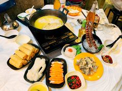 浓厚原只鸡煲花胶汤-鲜入围煮花胶鸡海鲜火锅