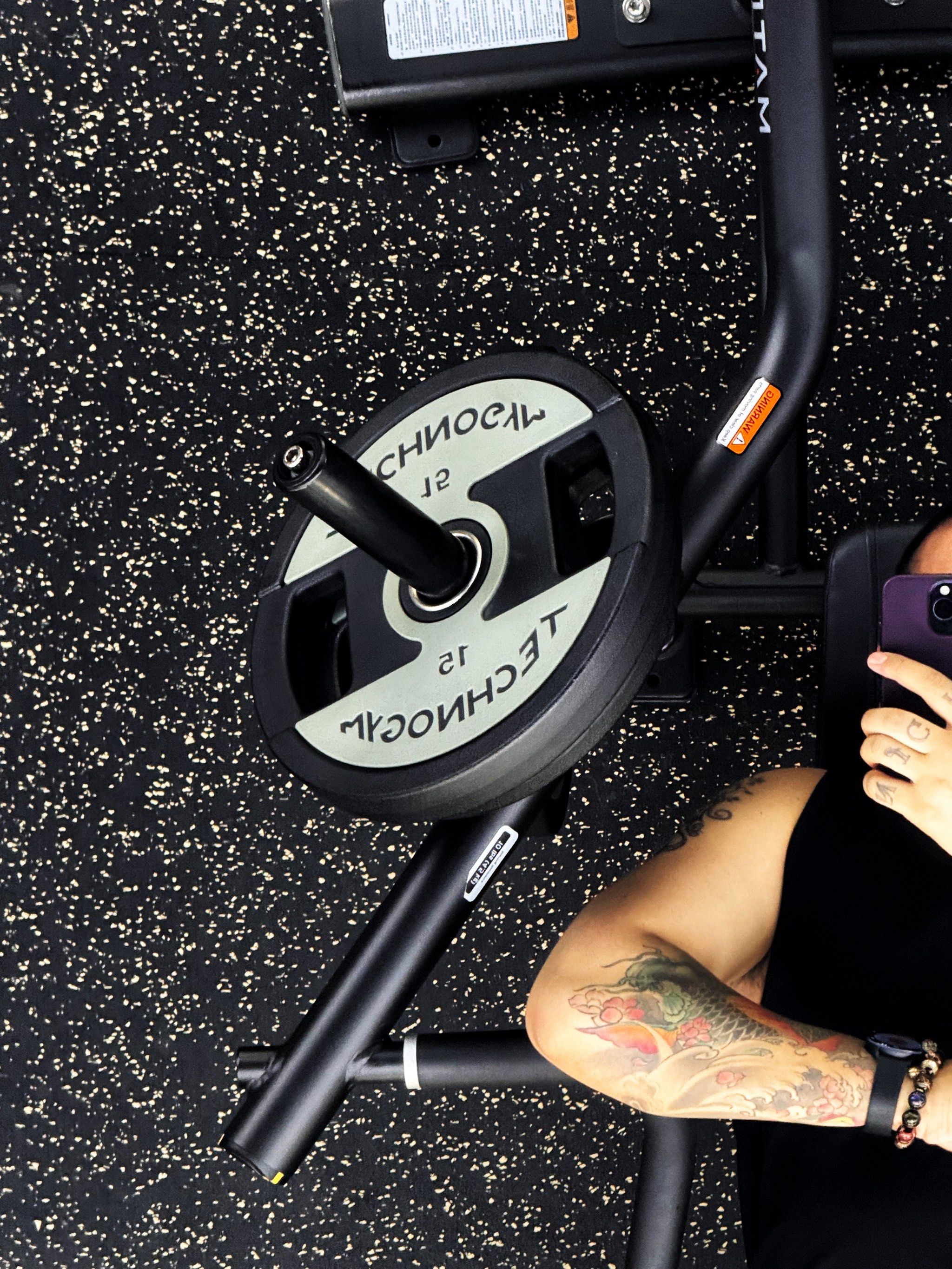 悍马机卧推40kg,极度酸爽