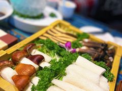 竹荪拼牛肝菌-慢丽江·云南野生菌土鸡锅(付家庄店)