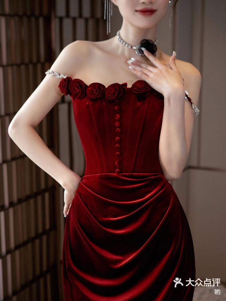 玫瑰红丝绒礼服