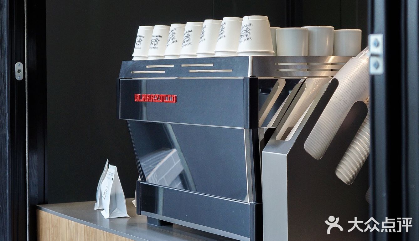 深圳新店｜酷黑工业风和可爱的螃蟹logo