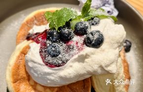 Blueberry Burst Soufflé Pancake