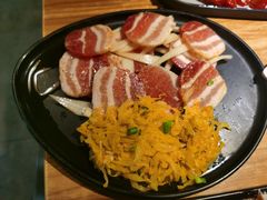 烤精选猪五花配酸菜-小米烤肉-泥炉炭烤(常营店)