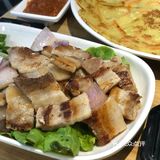 烤好的五花肉沾点酱汁，一定要配大蒜片了，完全吃不腻