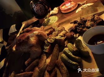 店家推荐了2杯酒不会喝醉:就酱西打、蜜桃特派克斯