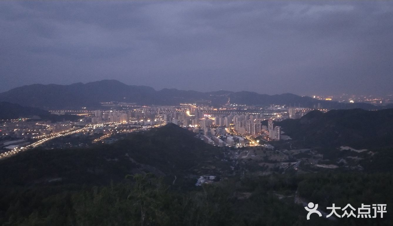 没到定都阁，中门寺上去，在去赵家洼的路上，好几个平台